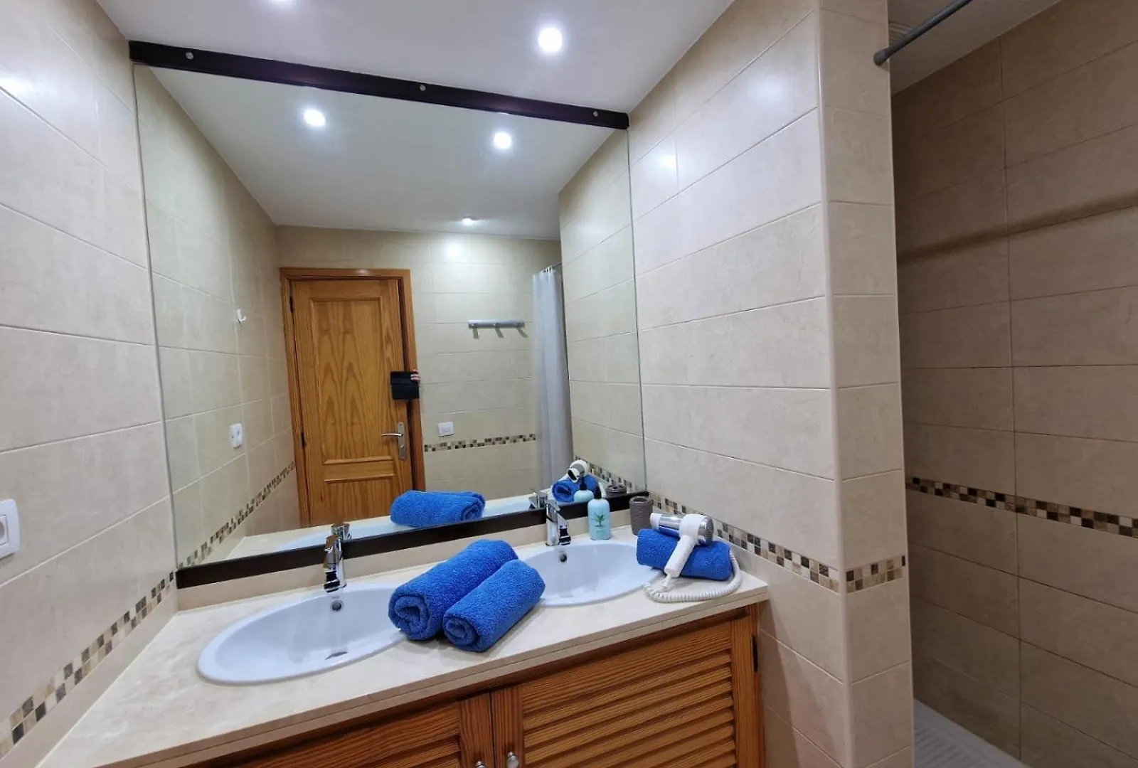 Sun Paradise Apartment 아데제